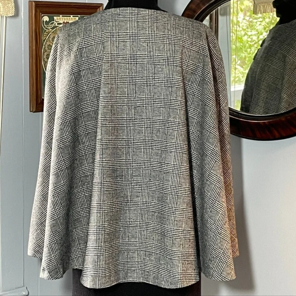 Handmade Herringbone Criss-Cross Cape - Picture 3 of 7
